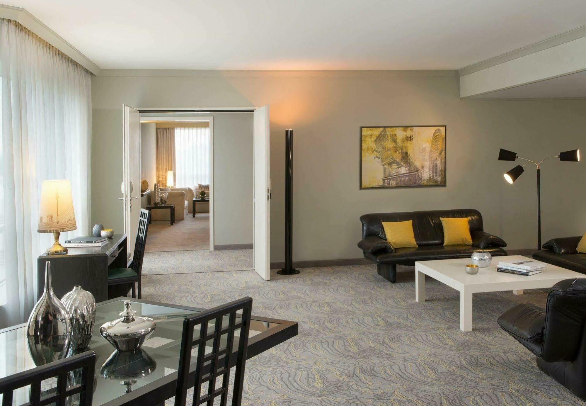 Renaissance Duesseldorf Hotel Екстер'єр фото